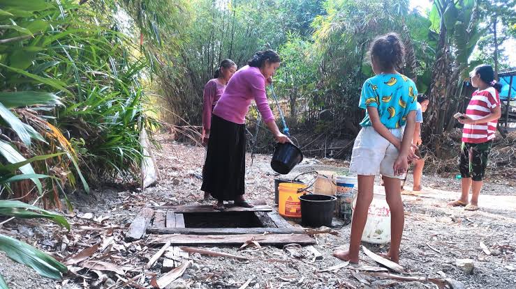 Sumur Mengering, Warga Antre di Sumur Sawah  Apakah Air yang Mereka Minum Aman?