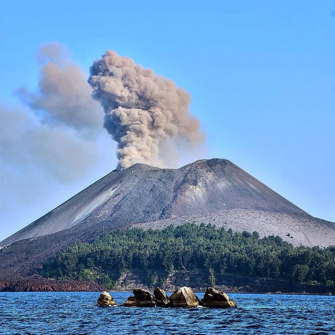 Anak Krakatau Meletus Lagi: Membaca Bencana dari Kacamata Lingkungan